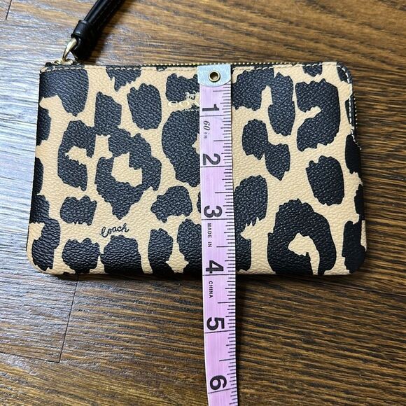 NWT Coach Leopard Print Zipper Wristlet - Picture 5 of 7